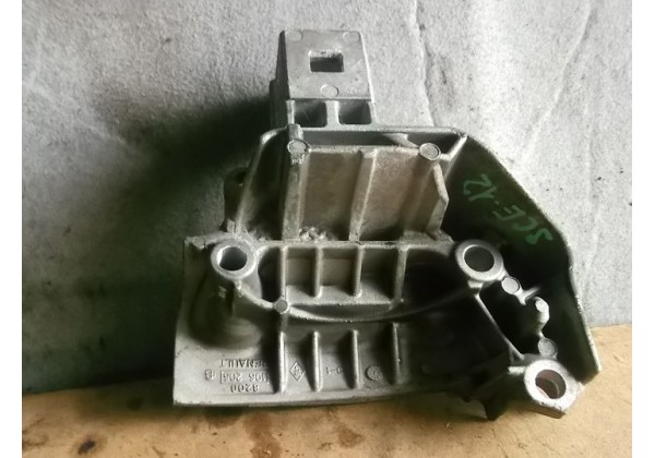 Кронштейн опори двигуна правий Renault, Scenic, Megane, Clio 2, Kangoo, 8200196206